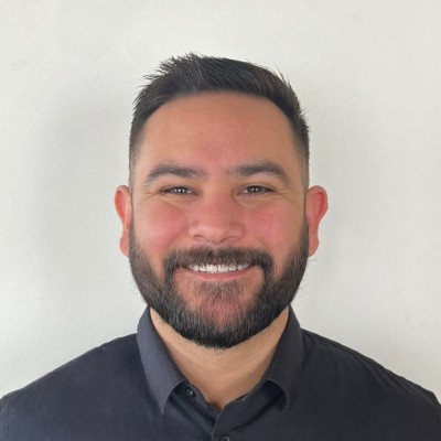 د صنعتي او مېلمستیا سکتورونو لپاره د لوړپوړي تصدۍ سوداګرۍ د پراختیا مدیر